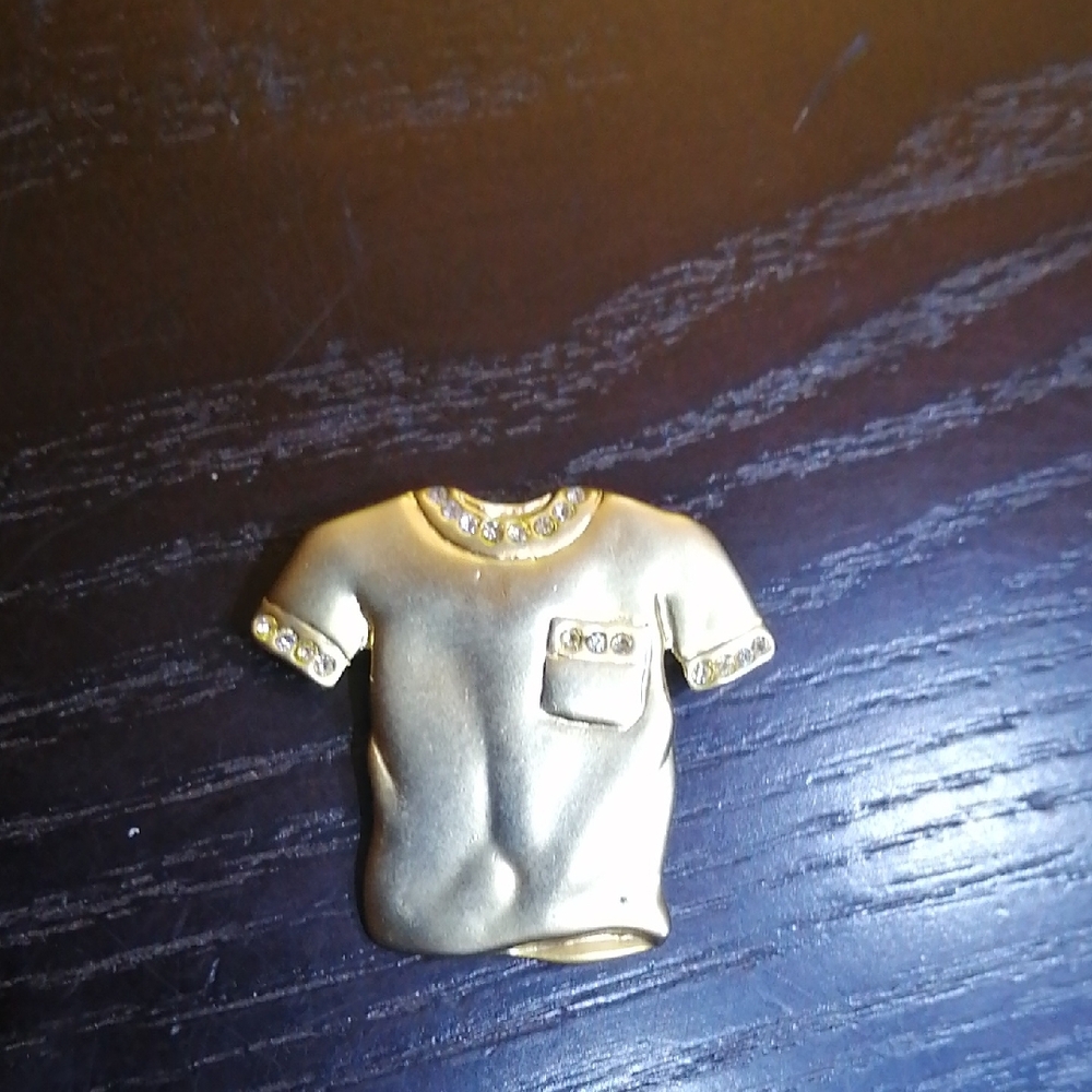 Unisex Gold Plated T- Shirt Brooch